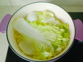 大白菜铺在容器最下面。
