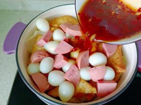 倒上调好的料汁。