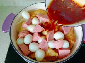 倒上调好的料汁。