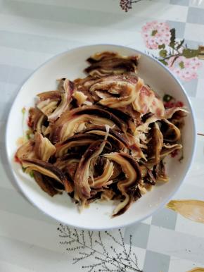 牛耳朵切成薄片或者丝备用！