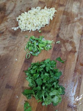 蒜瓣剁成蒜末，葱切成葱花，香菜洗净切成段备用！
