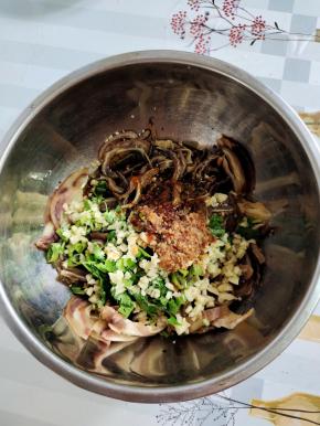 切好的牛耳朵倒进盆里，放入蒜末，葱末，香菜，生抽，香醋，白糖，鸡精，辣椒油，蒜蓉辣酱，香油！