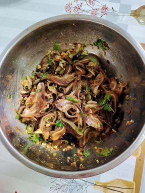 翻拌均匀腌制20分钟即可食用！（牛耳朵卤熟的，味道刚好，不用再另外加盐！）