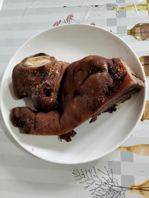 今天买的卤好的牛脸半个！可以吃好几顿呢！