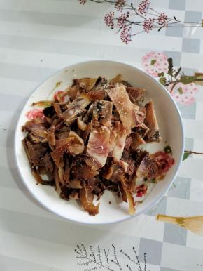 取一块儿牛脸切成片备用！