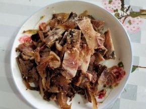 取一块儿牛脸切成片备用！