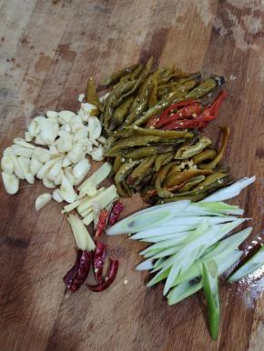 蒜瓣切成小块，生姜切成丝，干辣椒切成段，酸辣椒切成块，大葱斜切成段备用！