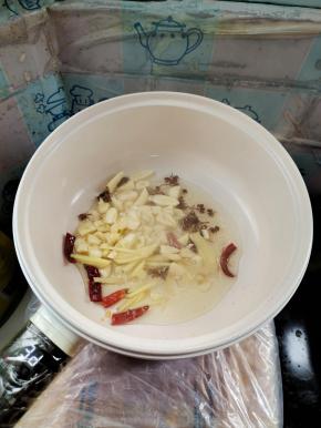 起锅烧油放入蒜末，生姜，花椒，干辣椒爆香！