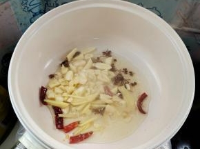 起锅烧油放入蒜末，生姜，花椒，干辣椒爆香！