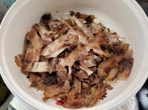 放入切好的牛脸翻炒均匀！