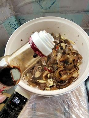 放入两勺生抽翻炒均匀！