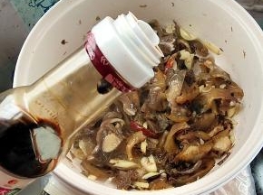 放入两勺生抽翻炒均匀！
