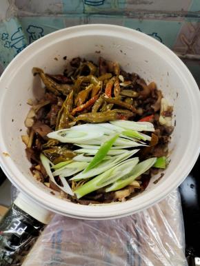 放入酸辣椒和葱段翻炒片刻！