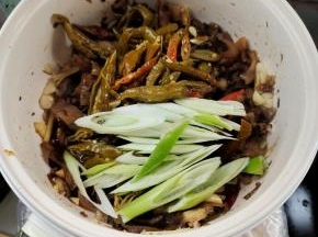 放入酸辣椒和葱段翻炒片刻！
