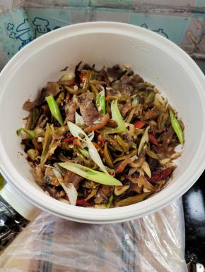 起锅前放入适量的鸡精翻炒均匀调味即可！