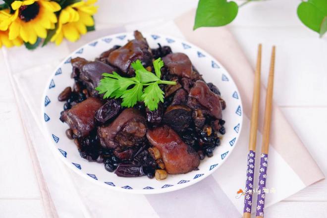 枣香黑豆炖猪蹄