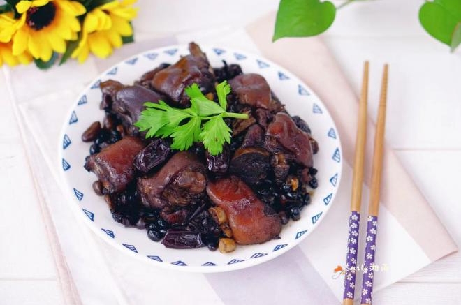 枣香黑豆炖猪蹄