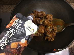 加黄肖氏酱香烧汁炒匀（半个猪蹄大概80克酱汁就足够了，可以根据自己的口味调节）。