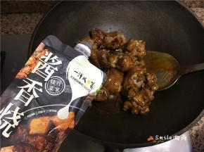 加黄肖氏酱香烧汁炒匀（半个猪蹄大概80克酱汁就足够了，可以根据自己的口味调节）。