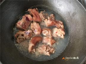 猪蹄处理干净后冷水下锅，加入1勺料酒，开大火焯水，水煮开后煮几分钟，把浮沫撇掉，捞起来冲洗干净备用。