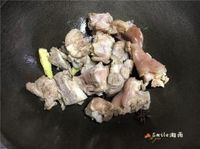 起锅下油，放葱姜炒后，放猪蹄炒（去水气、增香气）。