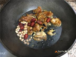 加清水，放提前泡发好的黑豆、红枣、花生煮开。