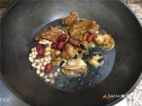 加清水，放提前泡发好的黑豆、红枣、花生煮开。