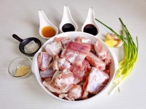准备食材，排骨泡冷水将血水泡出。