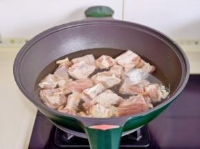 冷水下锅烧开煮3分钟捞出冲洗干净，沥干水分。