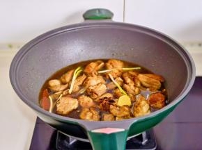 加水，葱，八角，桂皮，香叶盖上盖子烧开转小火炖30分钟。