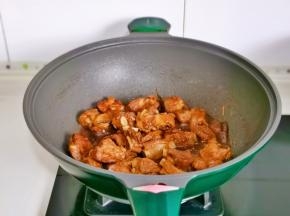 按个人口味加入盐，大火收汁即可关火。