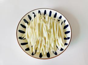 茭白切片，再切成细丝。