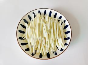 茭白切片，再切成细丝。