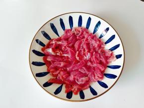 牛肉横着切成丝。
