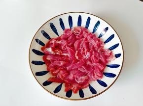 牛肉横着切成丝。