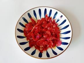 抓拌均匀，最后淋上芝麻油，锁住水分。