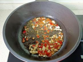 锅里放油，把蒜末，剁椒酱爆香。