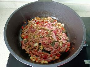 再放入牛肉丝翻炒。