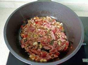 再放入牛肉丝翻炒。