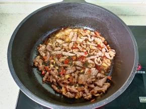 翻炒至牛肉丝变色