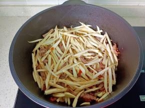放入茭白炒软。