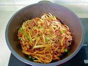 最后放入青红椒丁翻炒断生即可。