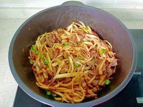 最后放入青红椒丁翻炒断生即可。