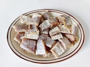 刮去鱼鳞，剪成小块。