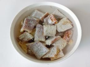 用清水浸泡半小时。