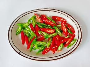 青红辣椒切成长条。