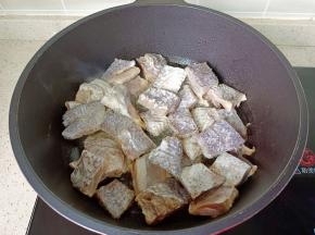 锅里放剁椒酱炒香，然后放鱼块煎。