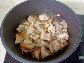 把鱼块煎至两面金黄。