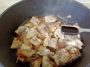 蚝油一勺翻炒均匀。