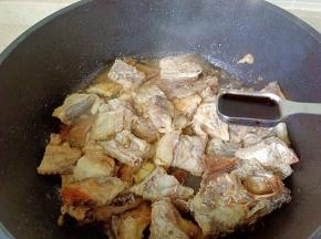 蚝油一勺翻炒均匀。